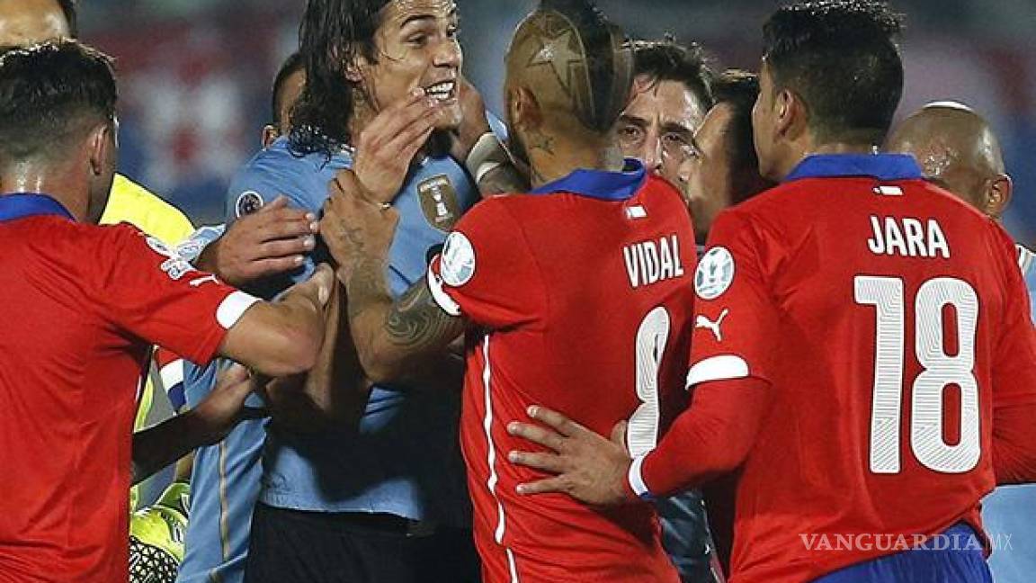 Uruguay recibe a Chile; se rencontrarán Cavani y Jara tras polémica por piquete