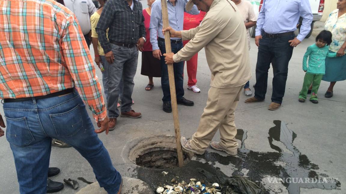 Simas Torreón retira toneladas de basura de las alcantarillas