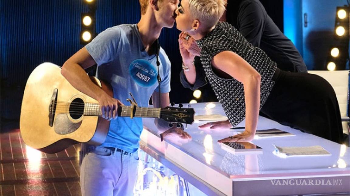 Katy Perry besa a concursante de American Idol que confesó jamás haber besado a una chica