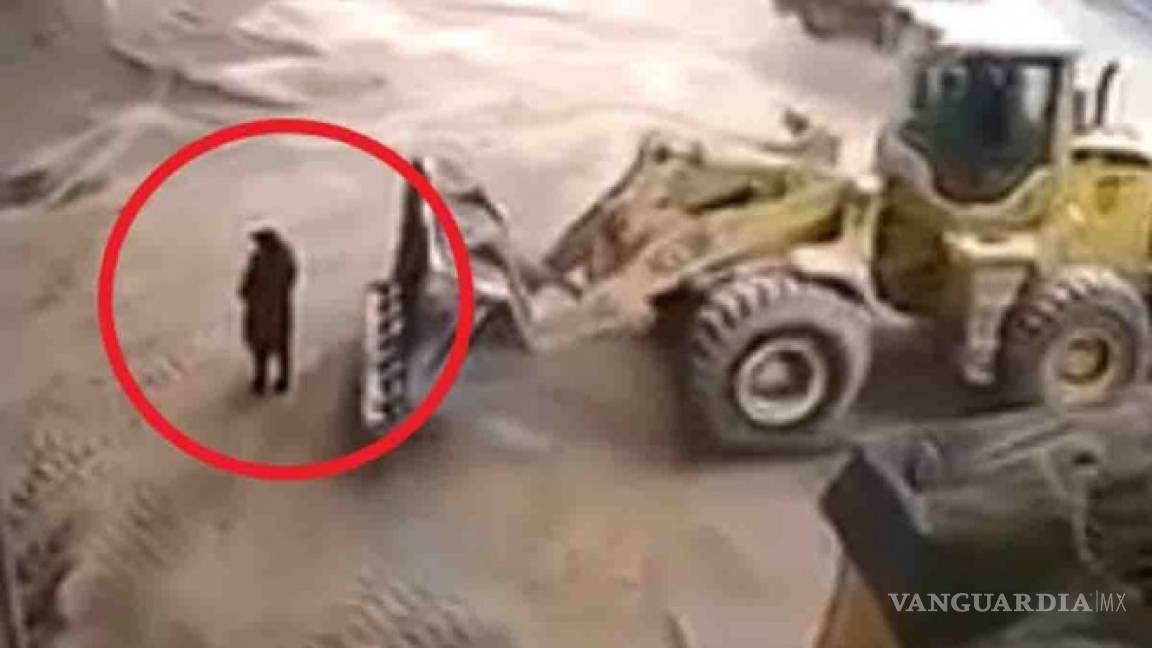 Mujer es atrapada por excavadora y colocada en trituradora