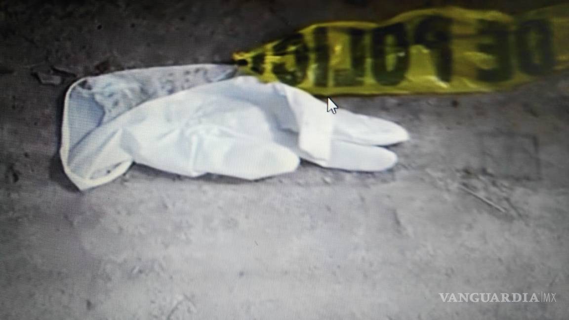 Forenses tiran en la calle guantes con los que manipularon cuerpo putrefacto en Torreón