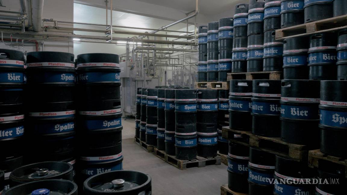 $!Barriles de cerveza elaborados con lúpulo Spalter, que según los entusiastas tiene un aroma delicado y especiado, en una cervecería en Spalt, Alemania.