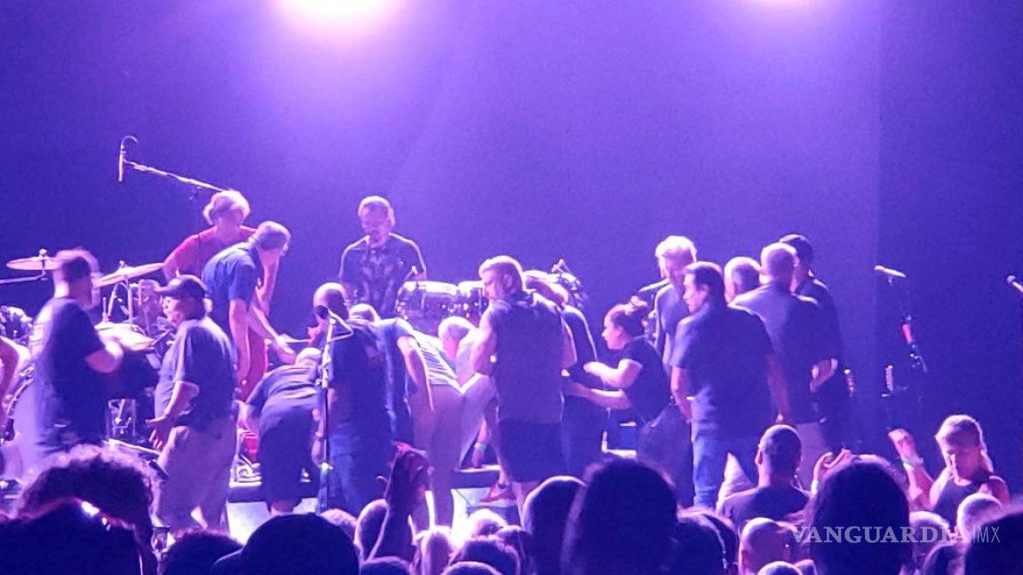 Colapsa el músico Carlos Santana en pleno concierto en Michigan