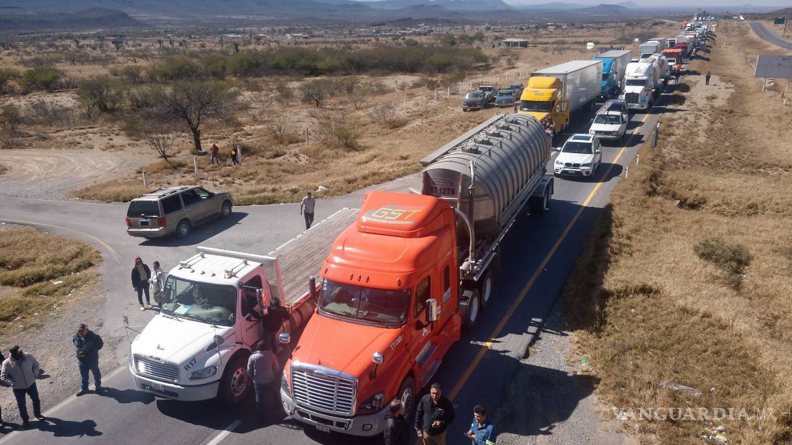$!Caos por 6 horas en autopista de Coahuila; 200 campesinos bloquean vías para exigir cierre de basurero tóxico