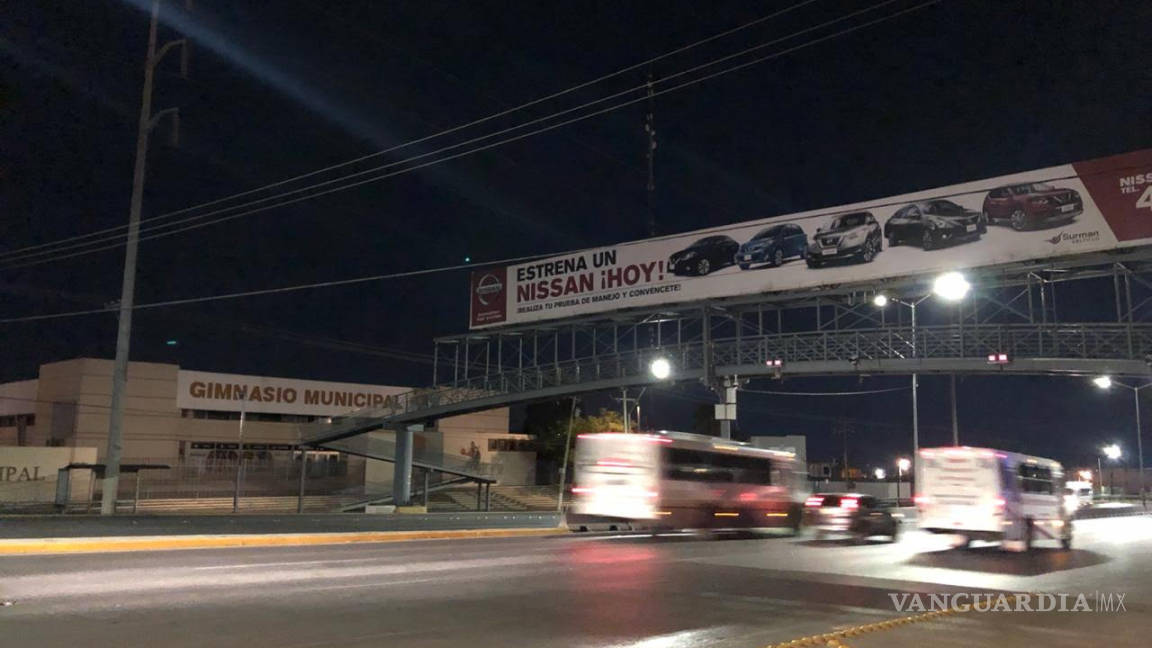 Joven intenta aventarse de puente peatonal en Saltillo; policías lograron persuadirla