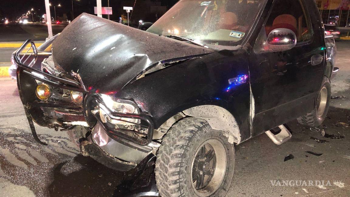 $!Las autoridades detuvieron al presunto responsable, quien transitaba a alta velocidad y en estado de embriaguez, ignorando el semáforo en rojo que desencadenó el impactante accidente.