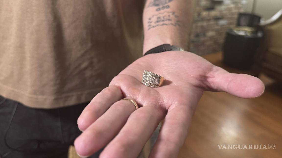 $!El veterano del Cuerpo de Marines de EE. UU., Adrian Clouatre, sostiene el anillo de bodas de su esposa Paola. Ella se lo regaló tras ser arrestada por agentes del ICE.