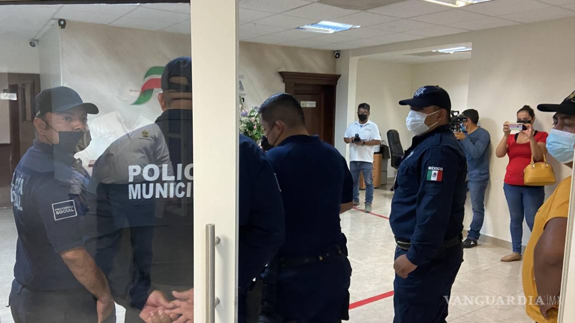 Se rebela grupo de policías por jefe que autoridad asignó; arman plantón en presidencia de Ciudad Frontera, Coahuila