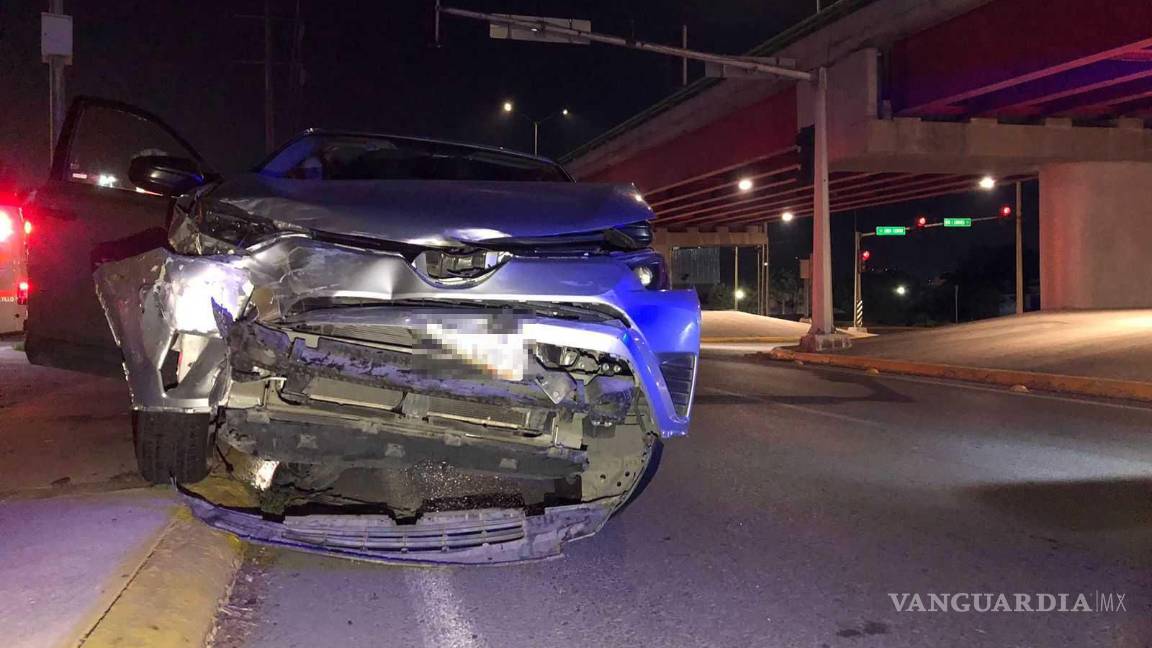 $!La fascia delantera de la camioneta del responsable quedó completamente destruida tras el accidente en el Periférico Luis Echeverría Álvarez.