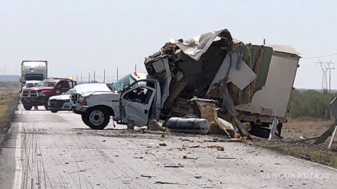 $!A pesar de que el camión de carga quedó destrozado, su conductor no resintió lesiones graves.