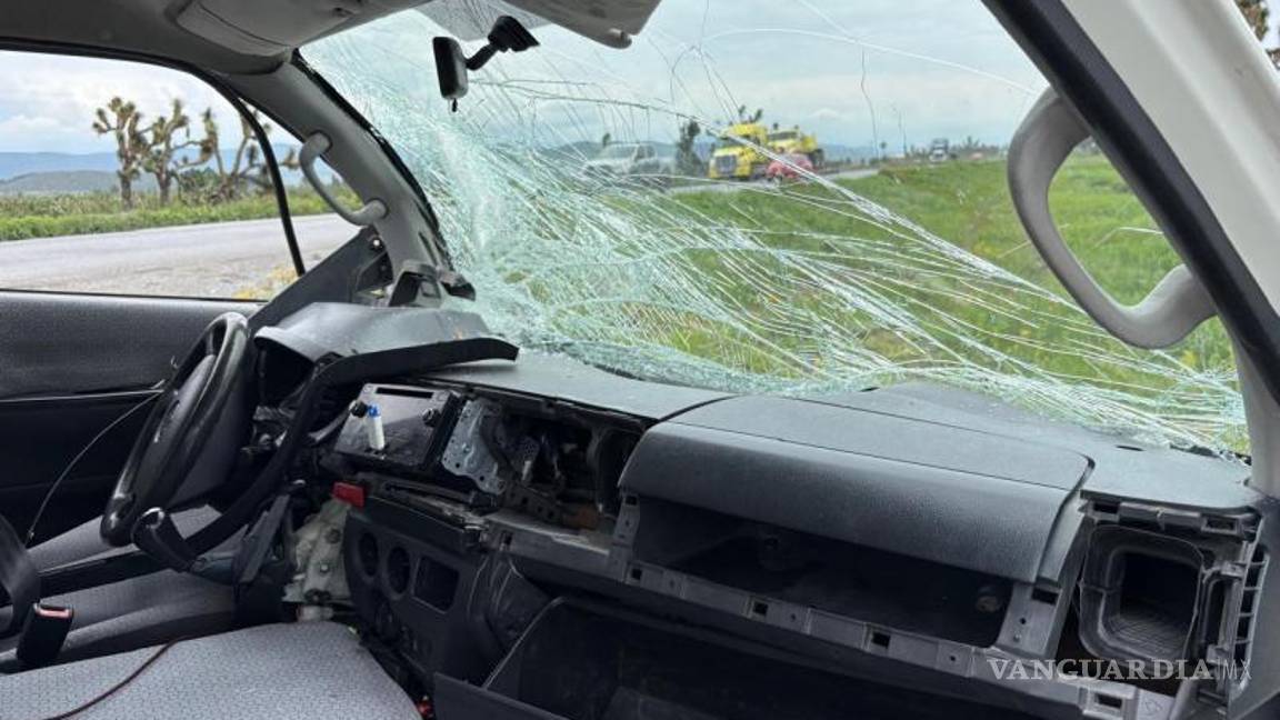 $!El vehículo de transporte de personal terminó con severos daños en la parte frontal.