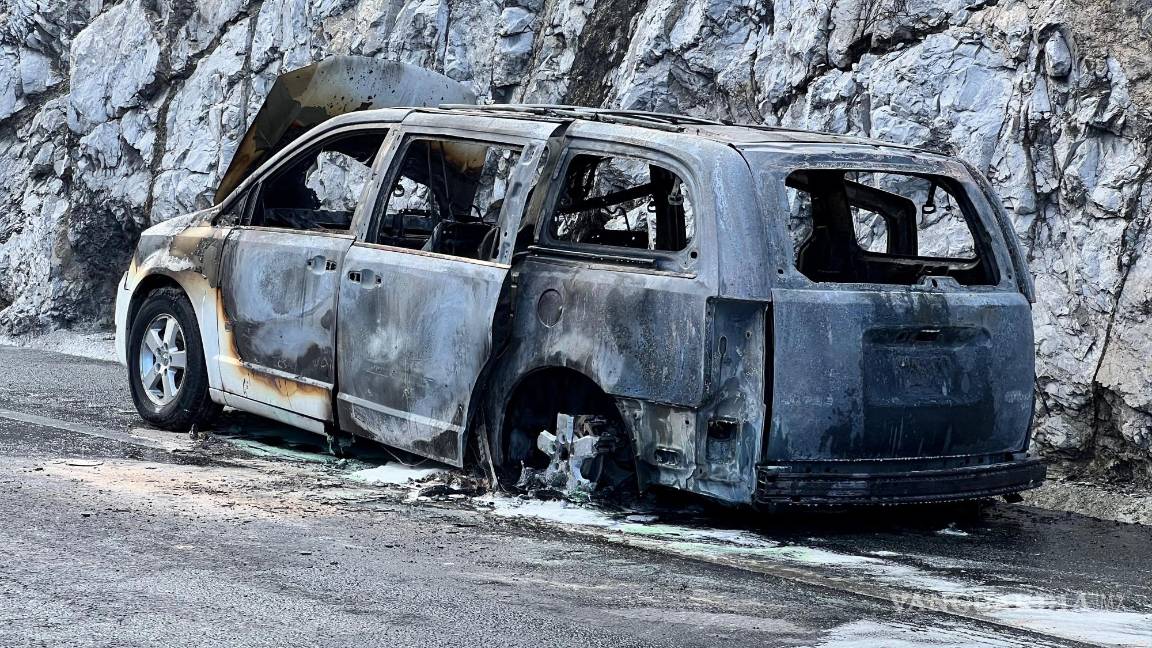 $!Aunque el fuego destruyó totalmente la camioneta Dodge Caravan, la familia logró salvarse gracias al oportuno actuar de la conductora.