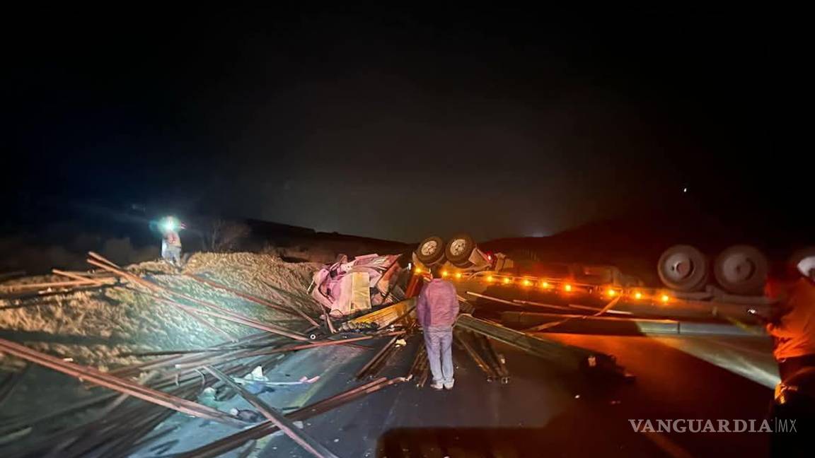 Vuelca tráiler en la Monterrey-Saltillo y bloquea el paso; conductor herido y tráfico detenido por horas