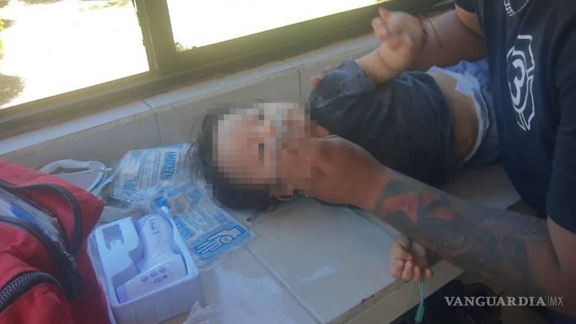 $!Los agentes de la Policía Municipal aplicaron maniobras de reanimación para salvar al bebé asfixiado.