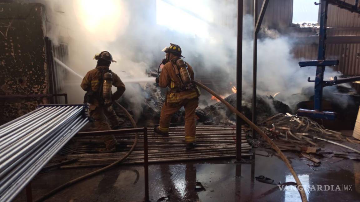 $!Vehículos de emergencia y bomberos llegan al lugar del incendio en Conduit.