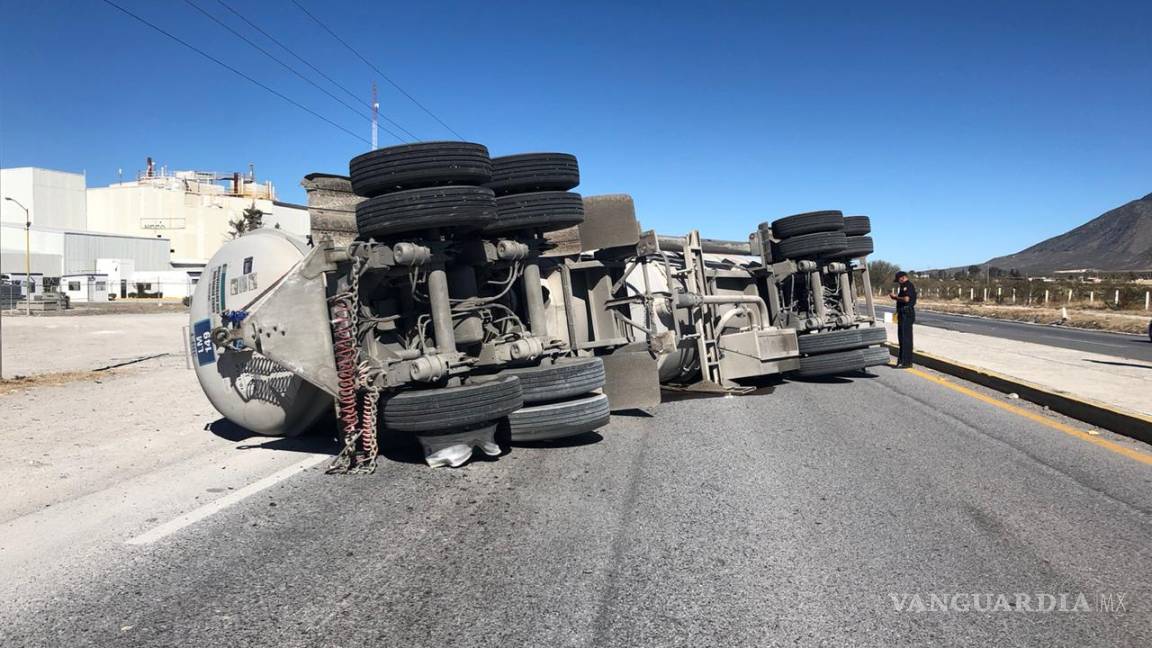 $!Sobre carretera a Zacatecas, pipa derrama 30 mil litros de combustible