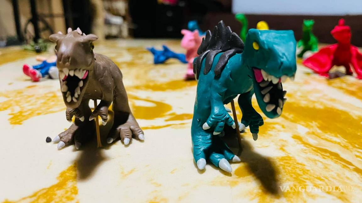 ¡Talento coahuilense! Niño crea dinosaurios de plastilina para venderlos y explicar su origen