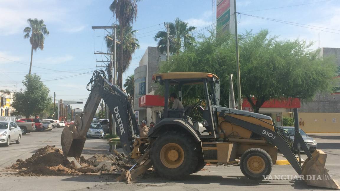 Simas Torreón repara con urgencia tramo de colector dañado