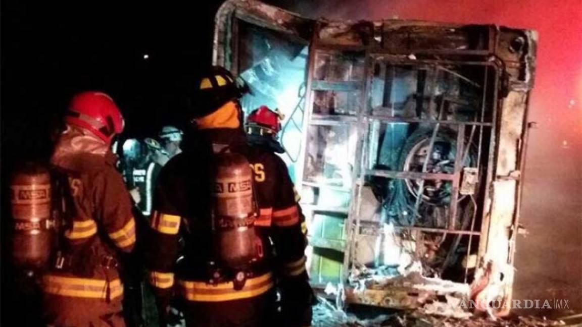 Catorce muertos deja volcadura de autobús en Ecuador