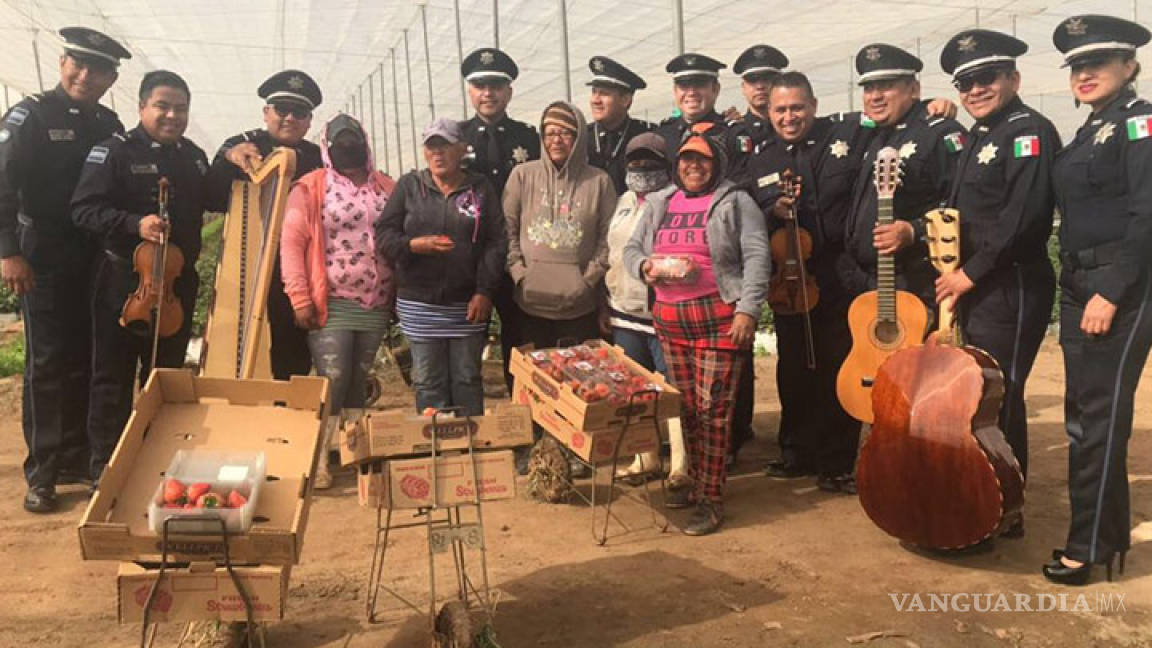 Policía Federal lleva serenata a jornaleros en Baja California