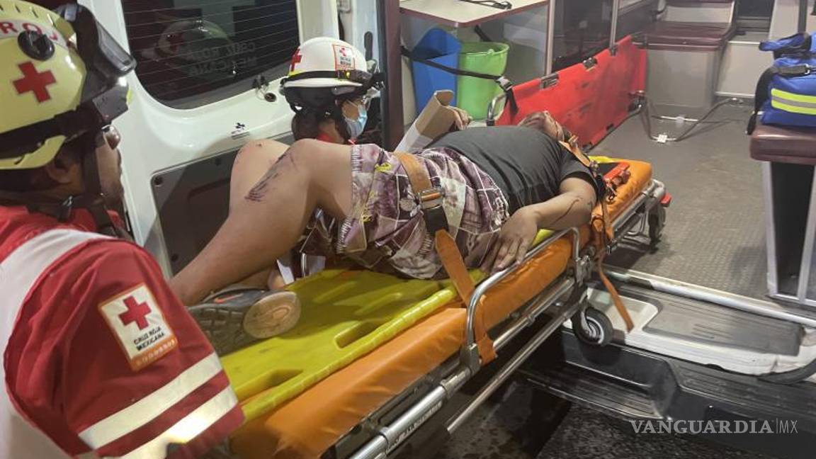 $!El joven fue llevado a la Cruz Roja para recibir atención médica, pero después paramédicos lo trasladaron al Hospital General.