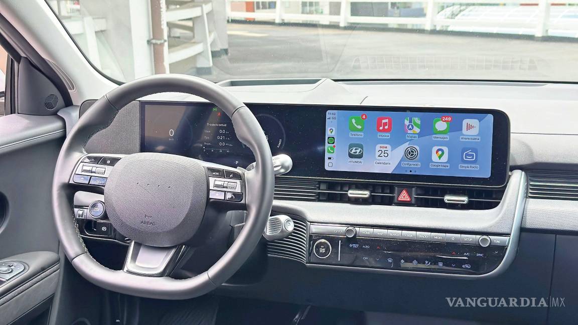 $!El interior del Ioniq 5 combina minimalismo, tecnología y confort, con materiales sostenibles y una pantalla panorámica que domina el tablero.