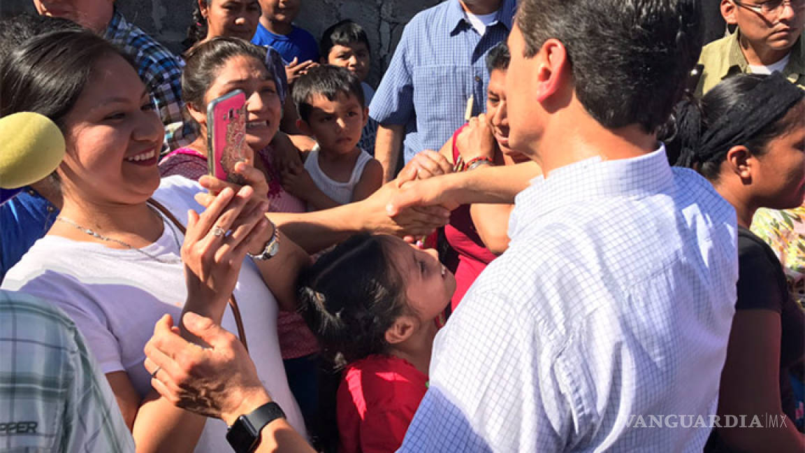 Peña Nieto evalúa daños en Santa María Xadani, Oaxaca