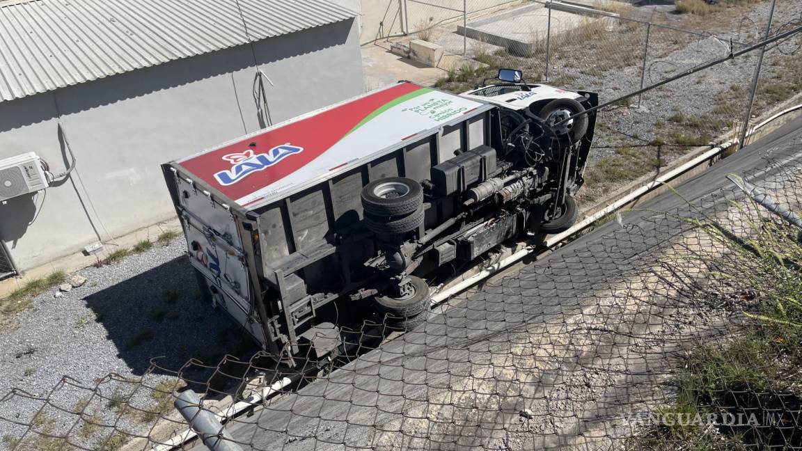 Falla mecánica provoca choque múltiple y volcadura de camión repartidor de leche en Saltillo