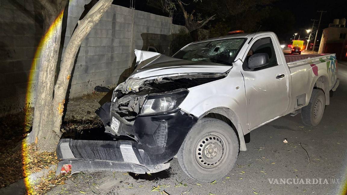 $!Envases de cerveza fueron localizados dentro de la unidad abandonada después del accidente.