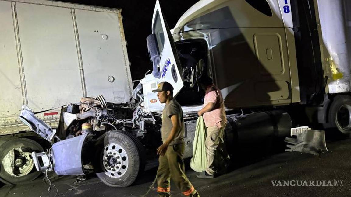 $!El segundo tráiler fue proyectado hacia un tercer vehículo, lo que complicó la circulación.