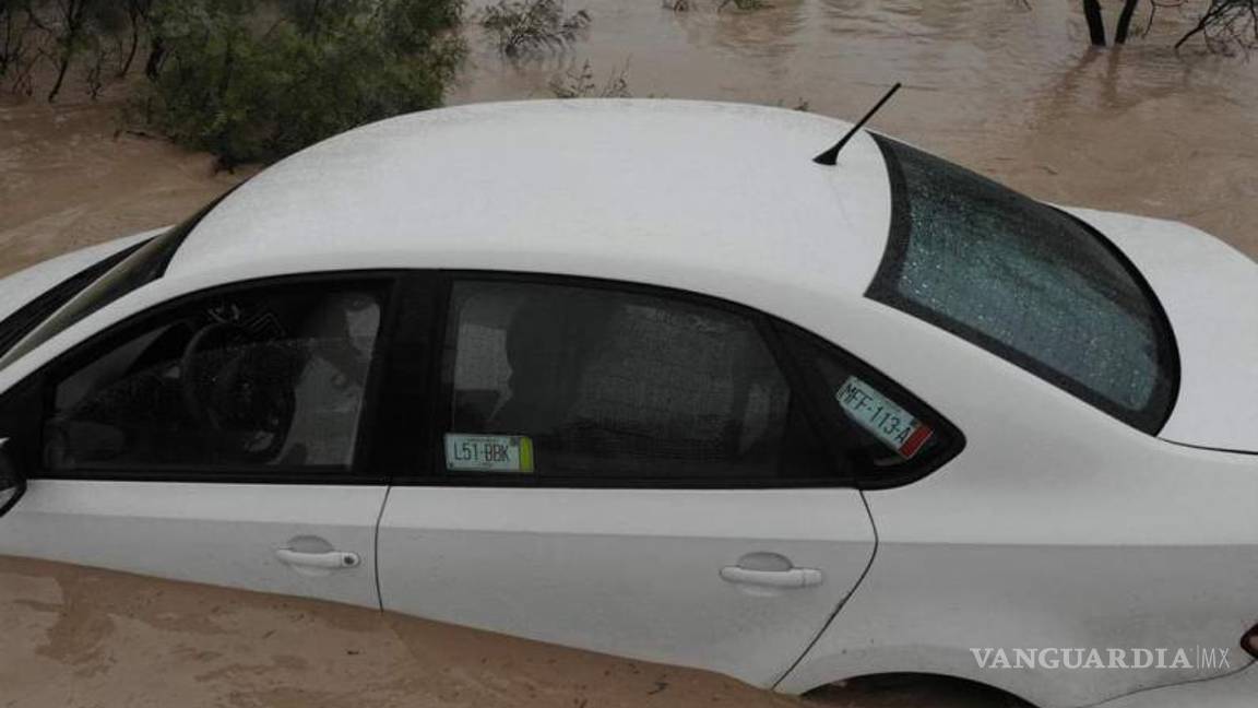 $!Tres ocupantes de un vehículo quedaron atrapados en una corriente de agua y estuvieron a punto de ser arrastrados.