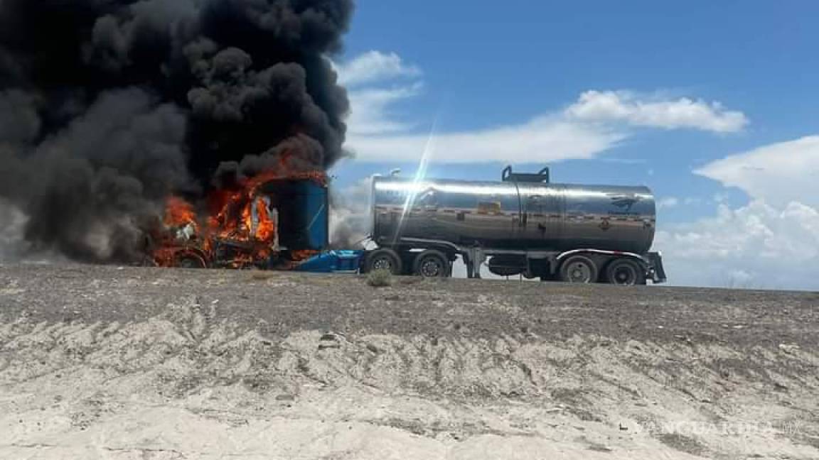 Incendio de pipa en carretera Saltillo-Torreón causa movilización de Bomberos y Guardia Nacional