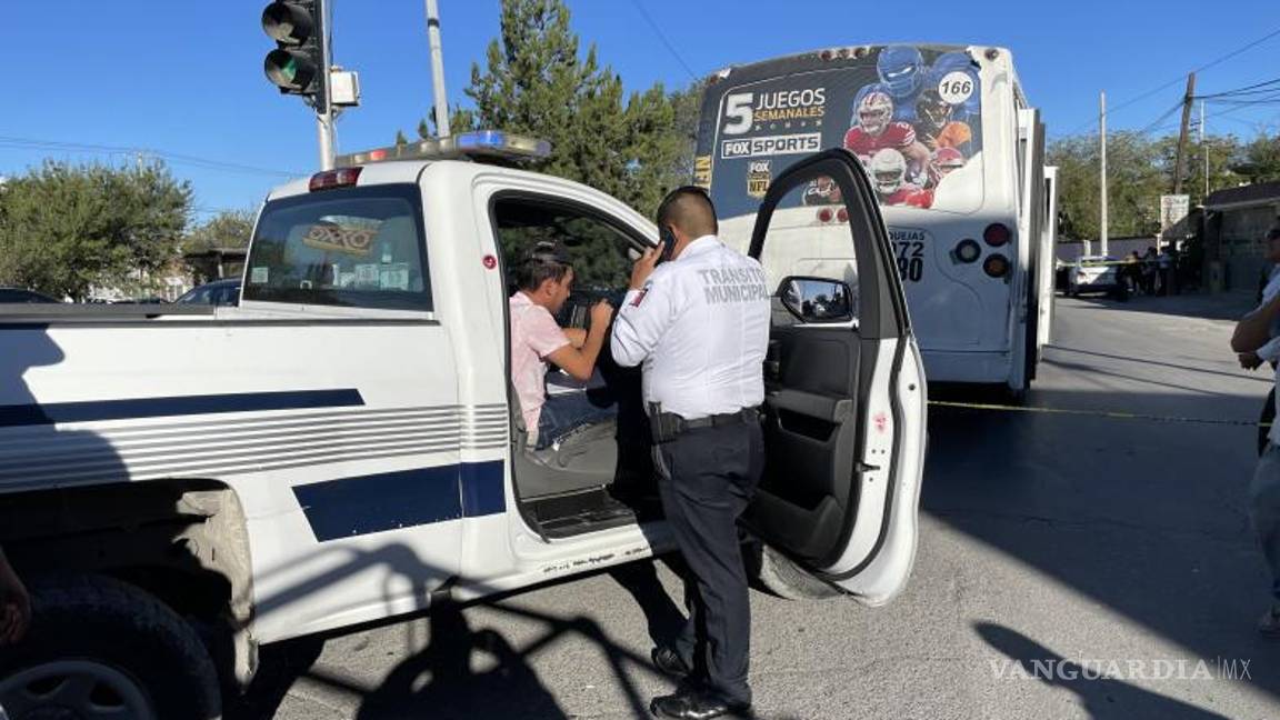 $!Agentes de Tránsito Municipal tomaron conocimiento y procedieron a la detención del chofer.