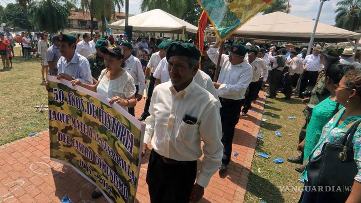 $!Captor del Che Guevara y exsoldados inauguran un mural y desfilan en Bolivia