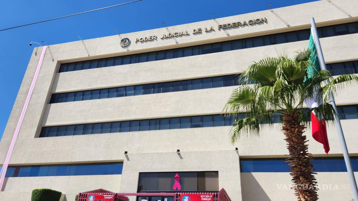 Trabajadores del Poder Judicial de la Federación colocan mantas en sus centros de trabajo en Torreón