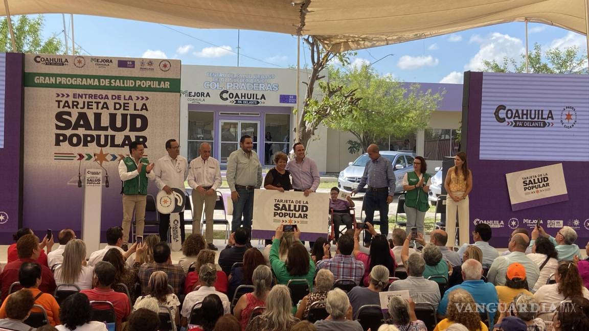 Entrega Manolo Jiménez Tarjeta de la Salud Popular en Monclova