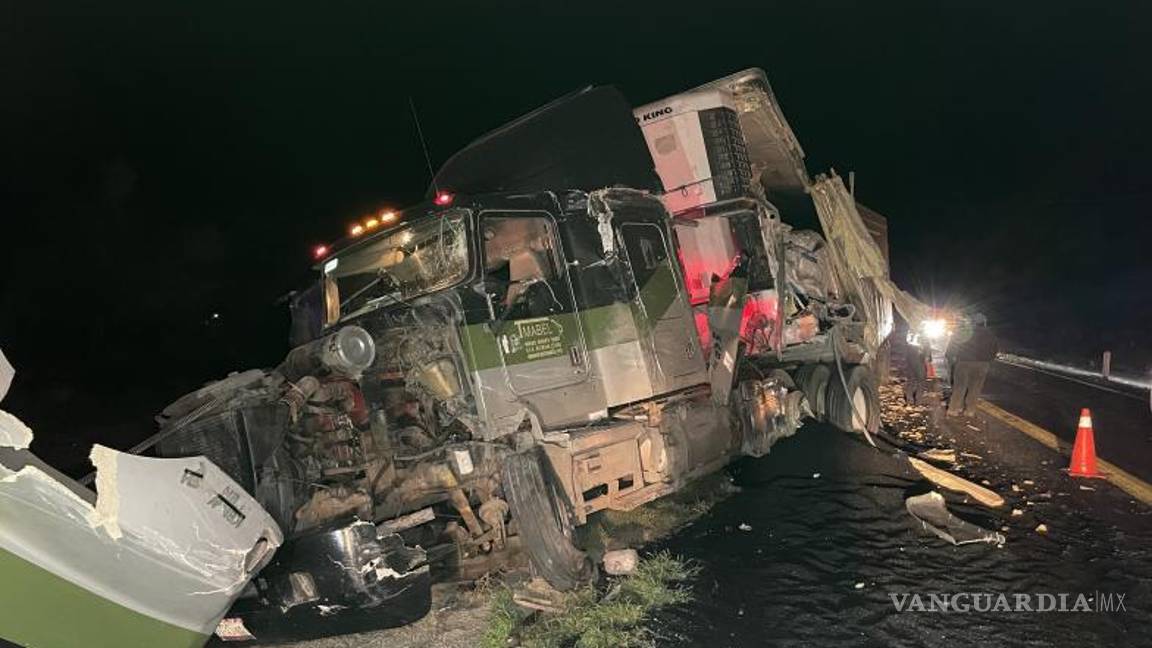 $!La situación no pasó a mayores y los tráileres participantes del accidente quedaron completamente destruidos.