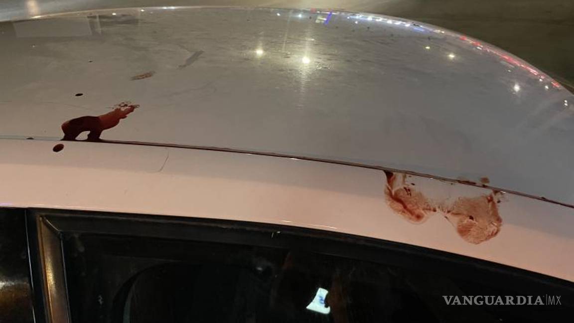 $!La sangre del oficial terminó sobre el auto.