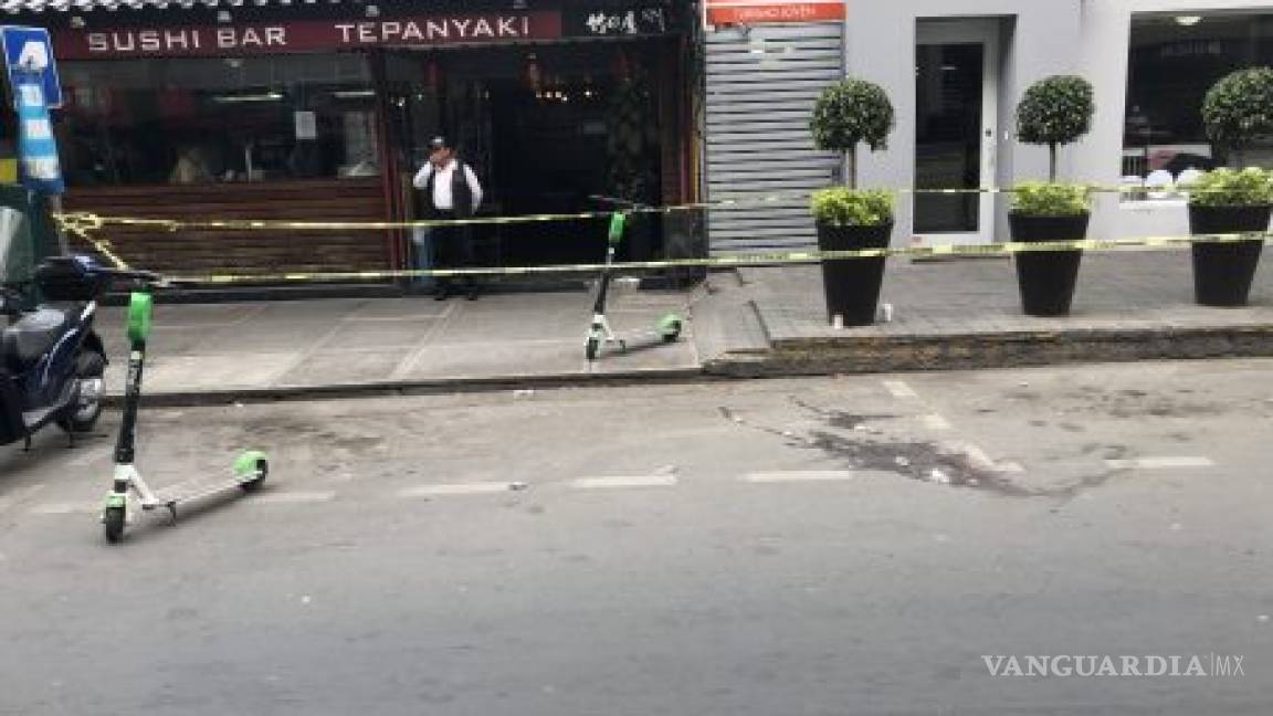 En la CDMX la policía resguarda con scooters escena de un asesinato