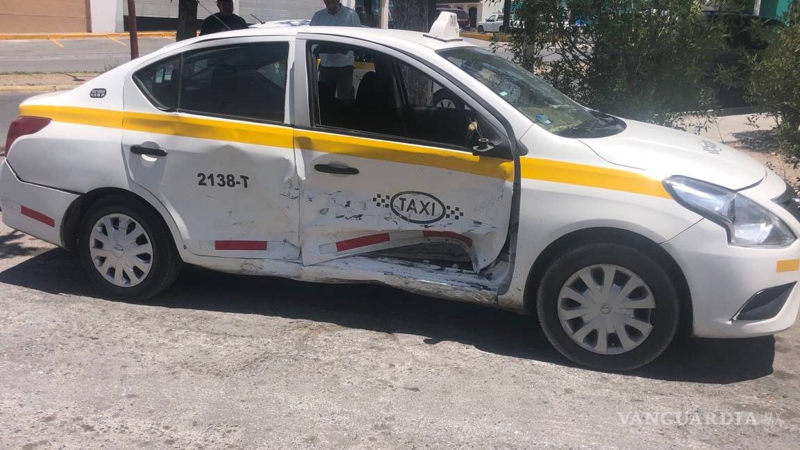Impacta a taxi y lesiona a mujer de la tercera edad