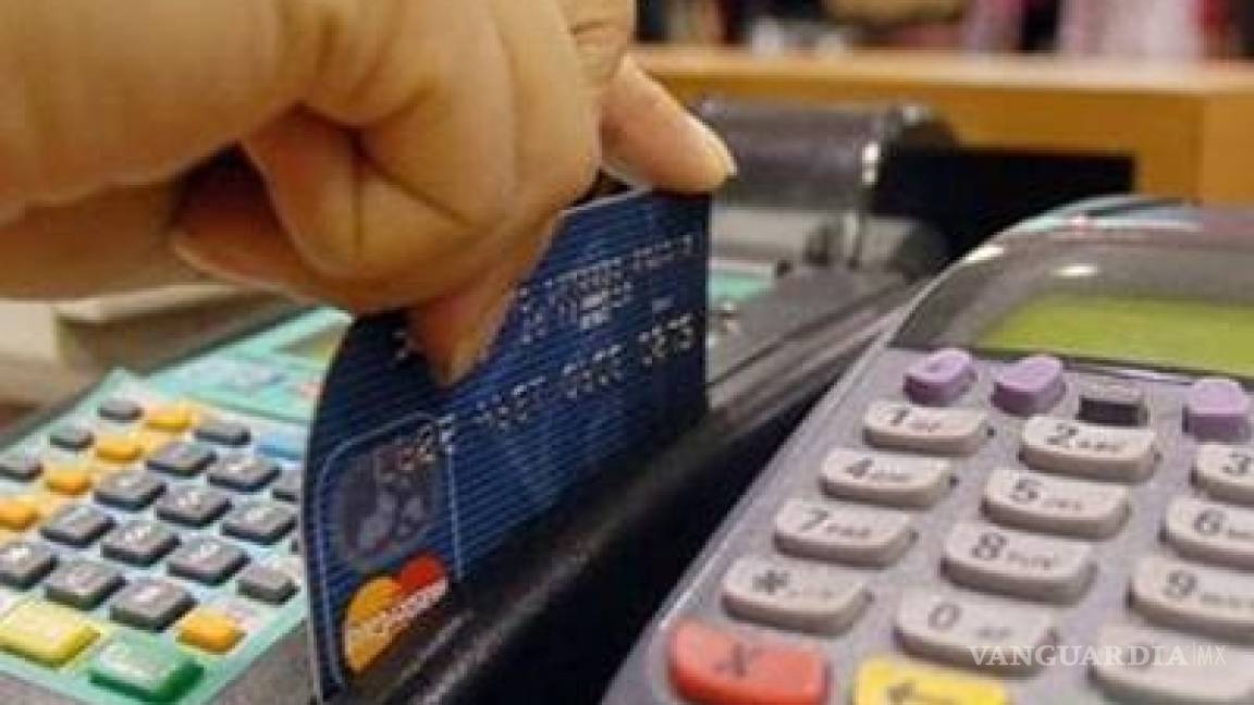 Crédito al consumo cae 6.3% en junio: Banxico