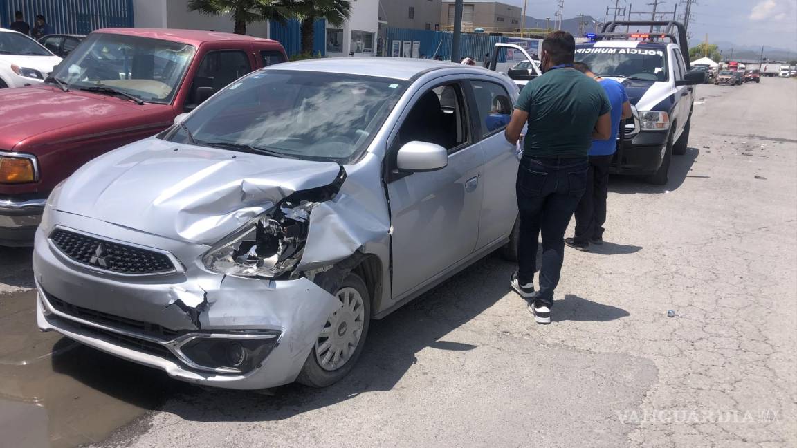 Causa choque cuando llegaba al trabajo en empresa en Ramos Arizpe