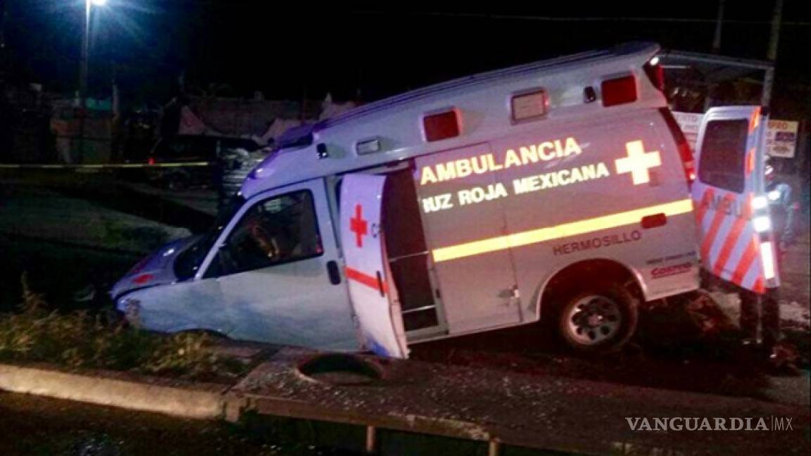 Cae a socavón ambulancia con mujer embarazada, en Hermosillo
