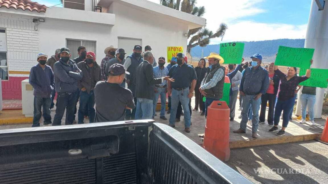Se manifiestan vecinos de Huachichil por accidente fatal en Los Chorros