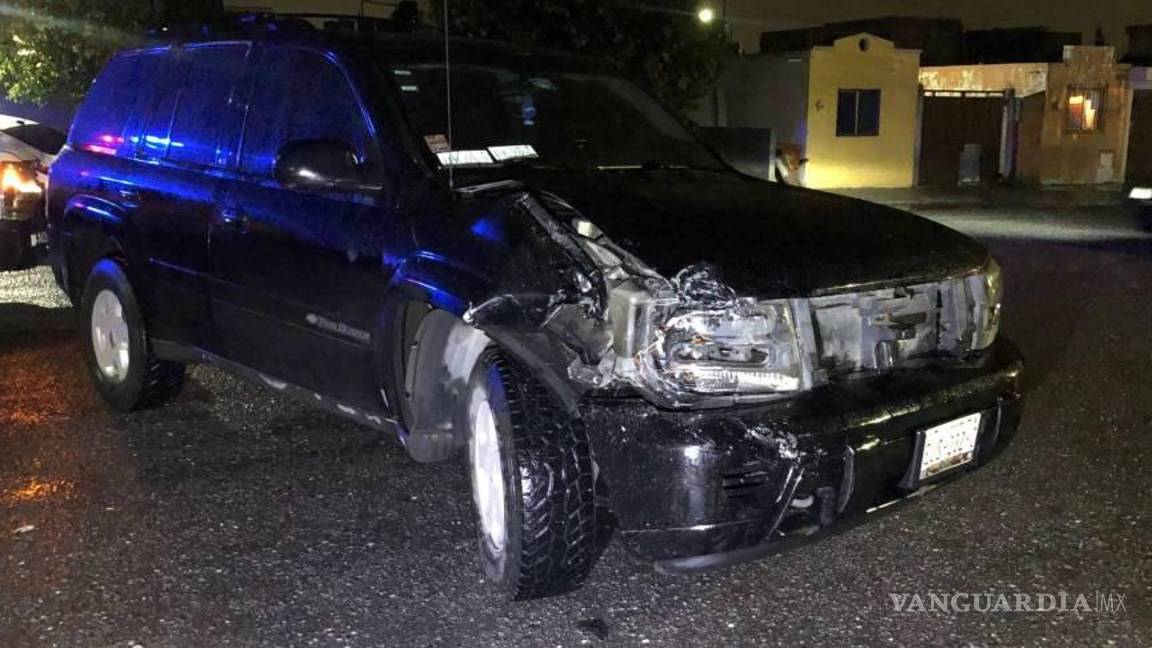 $!El conductor de una camioneta Blazer chocó contra dos vehículos estacionados.... y dijo que uno de ellos se le “había atravesado”.