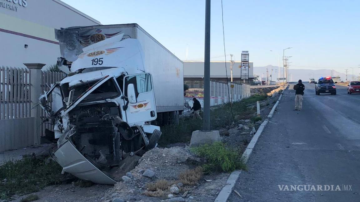 $!Trailero se debate entre la vida y la muerte luego de dormitar y chocar en Ramos, Coahuila