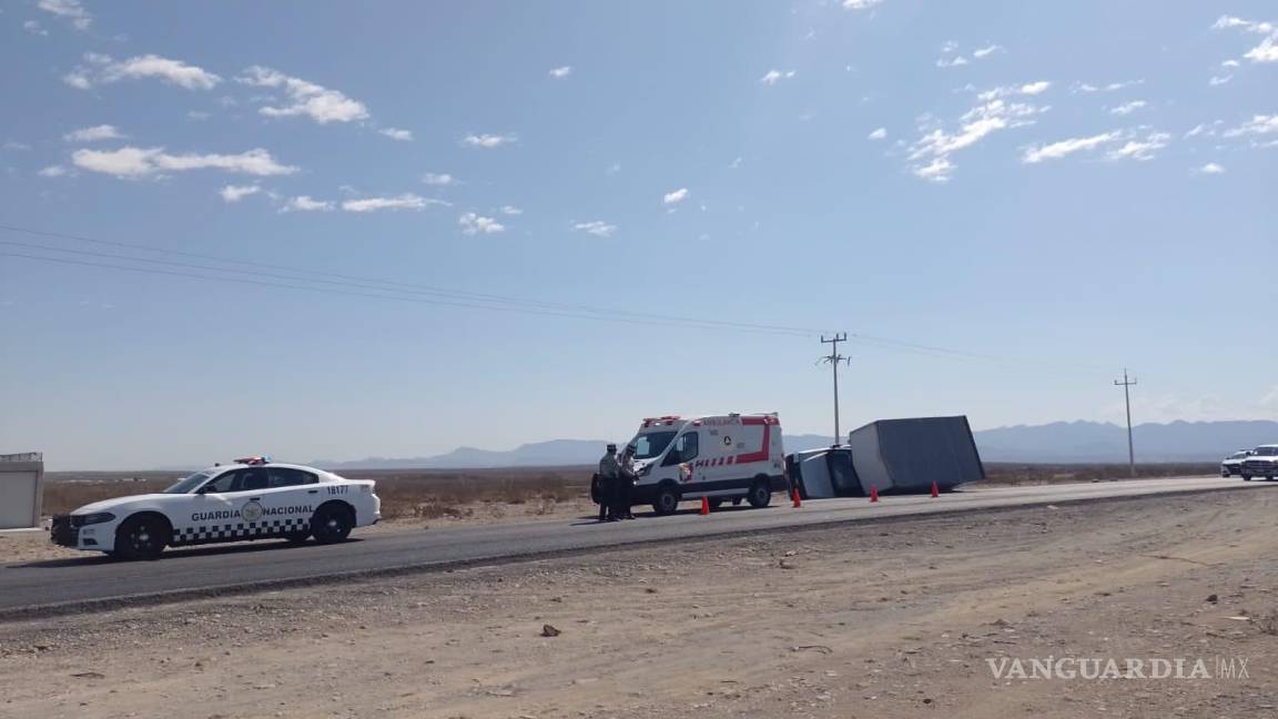 Vuelca camión con equipo de refrigeración en la Torreón