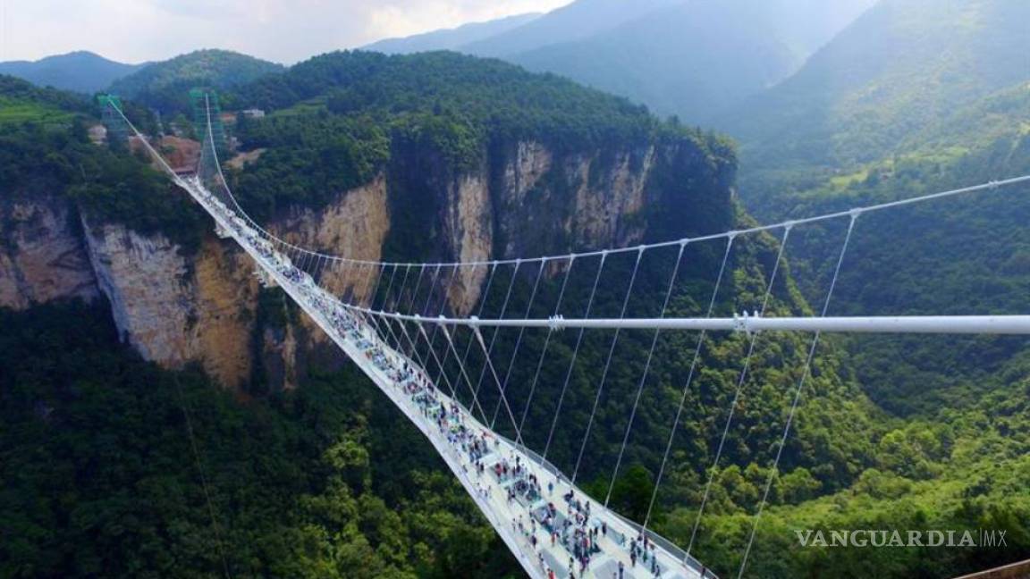 Inauguran en China el puente de cristal más largo y alto del mundo