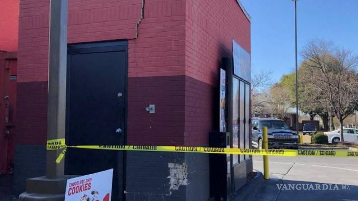 Trabajador de KFC estrelló su vehículo contra el local porque no le pagaron lo suficiente