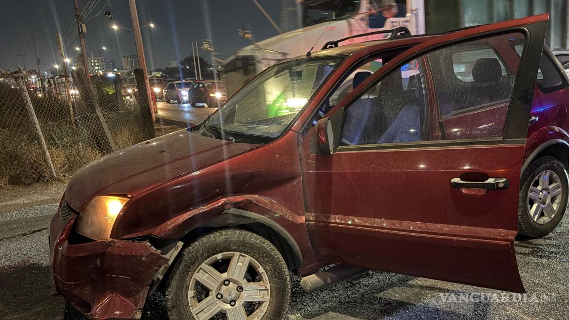 $!La camioneta Ford EcoSport quedó en medio del cruce tras el impacto del Toyota.